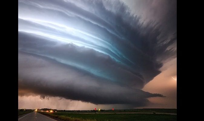 Fotógrafo capta una tormenta supercélula en el momento más intenso y