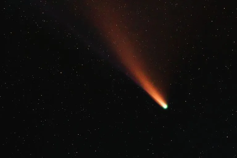 Un brillante cometa atravesando el cielo nocturno