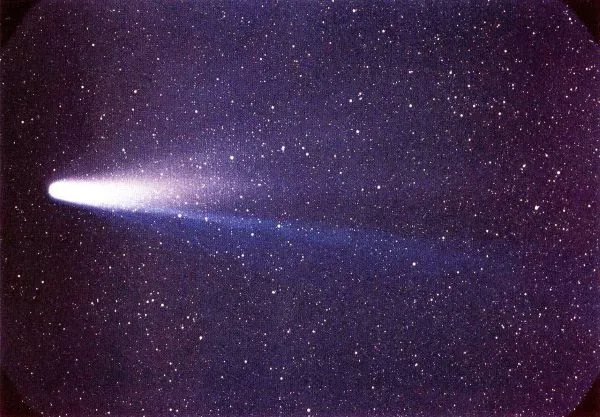 Cometa Halley sobre el cielo estrellado