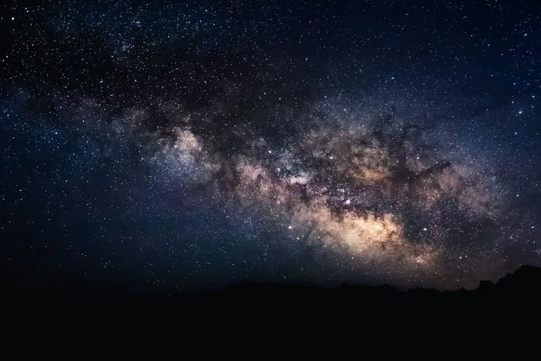 Cielo nocturno con la vía lactea en lo alto