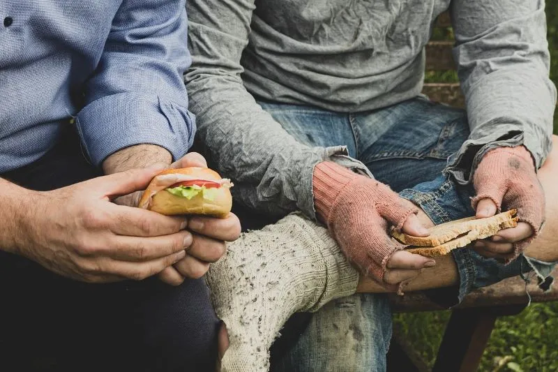 Dos hombres tienen comida en sus manos