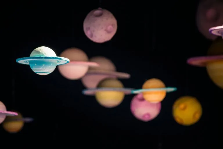 Una maqueta de planetas de colores