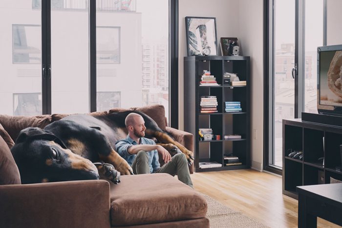 Artista lleva su perro salchicha gigante a Brooklyn para abordar un